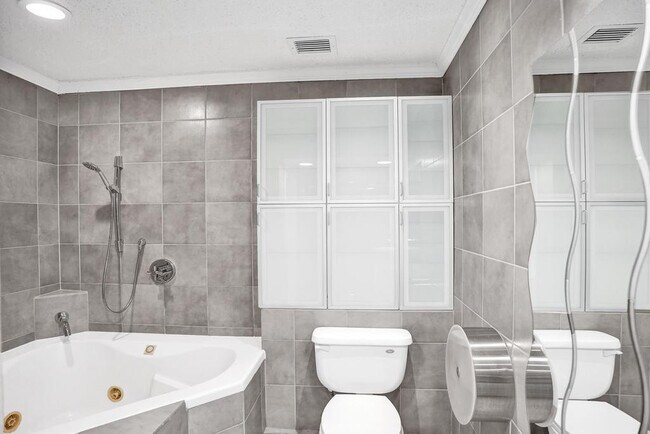 Building Photo - 2632 SE 10th Ct