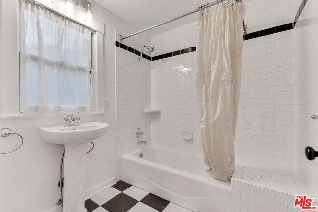 Building Photo - 6117 Glen Holly St