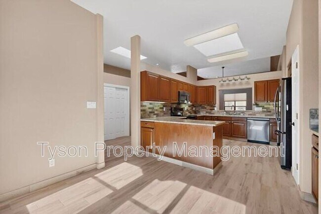 Building Photo - 13413 Summit Hills Pl NE