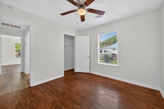 Building Photo - 7021 Oleander Ln