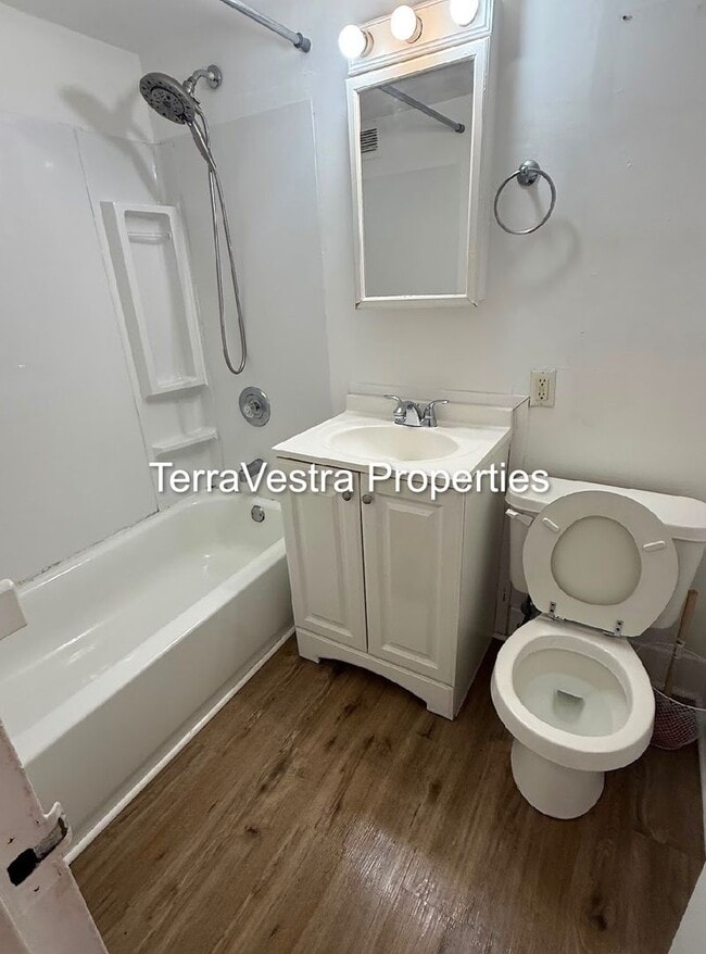 Building Photo - 1 Bed in Barclay Towers! Eligible for $500 Security deposit.