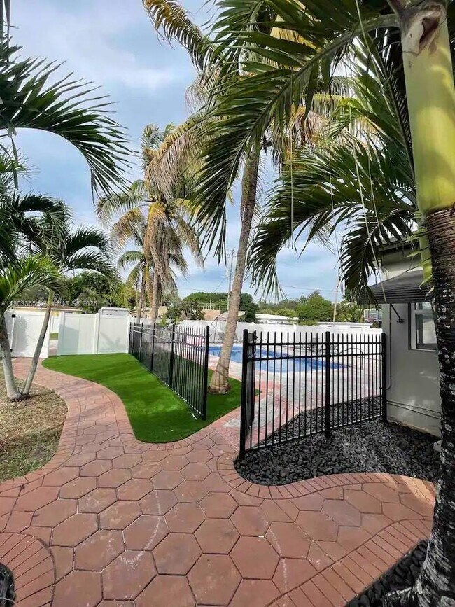 Building Photo - 1929 Dewey St