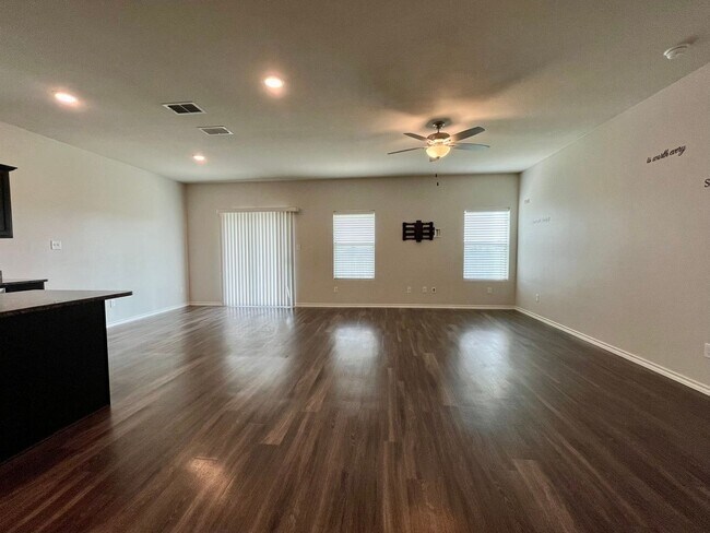 Building Photo - 917 Martin St