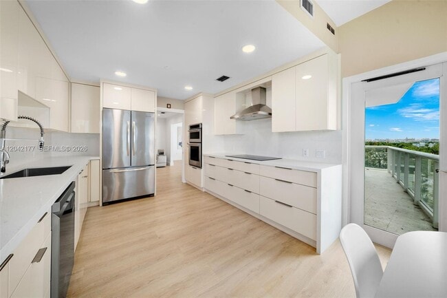 Building Photo - 2645 S Bayshore Dr