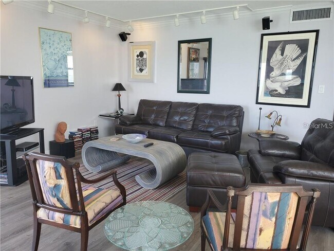 Building Photo - 1050 Longboat Club Rd