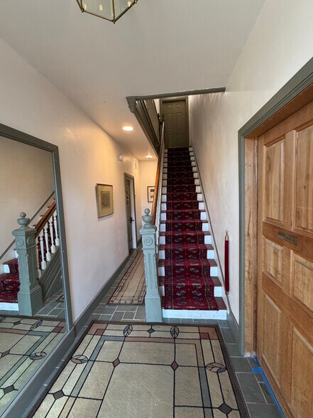 Building Photo - 28 W Main St