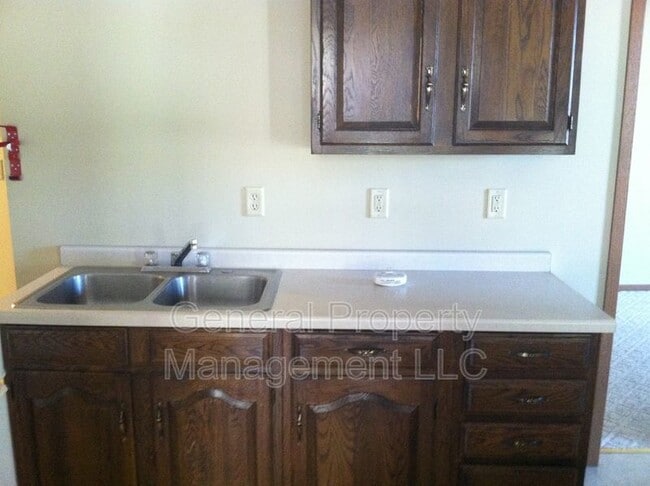 Building Photo - 4 bedroom in proximity to UWEC and downtown available June 1st