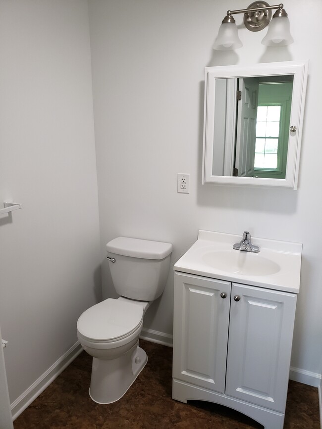 Bathroom - 631 Plater St