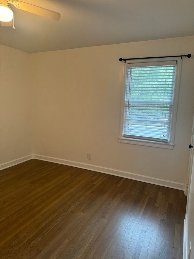 Building Photo - Price & Location!