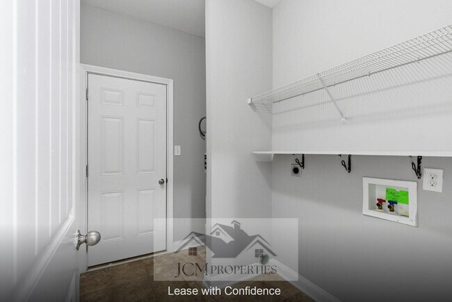 Building Photo - 925 Dawson Creek Way