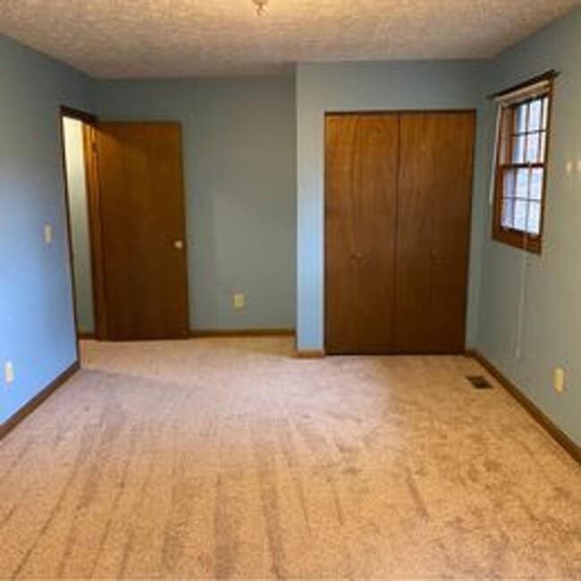 Building Photo - 131 Lake Dr