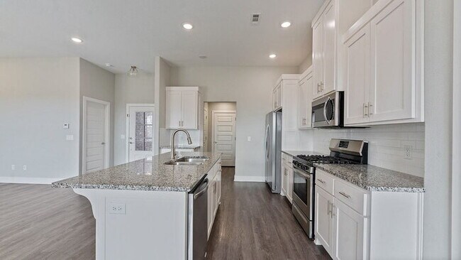 Building Photo - "Charming 4-Bed Oasis with 2 Full Baths in Prime Fayetteville Location – 1800 Sq Ft of Comfort!"