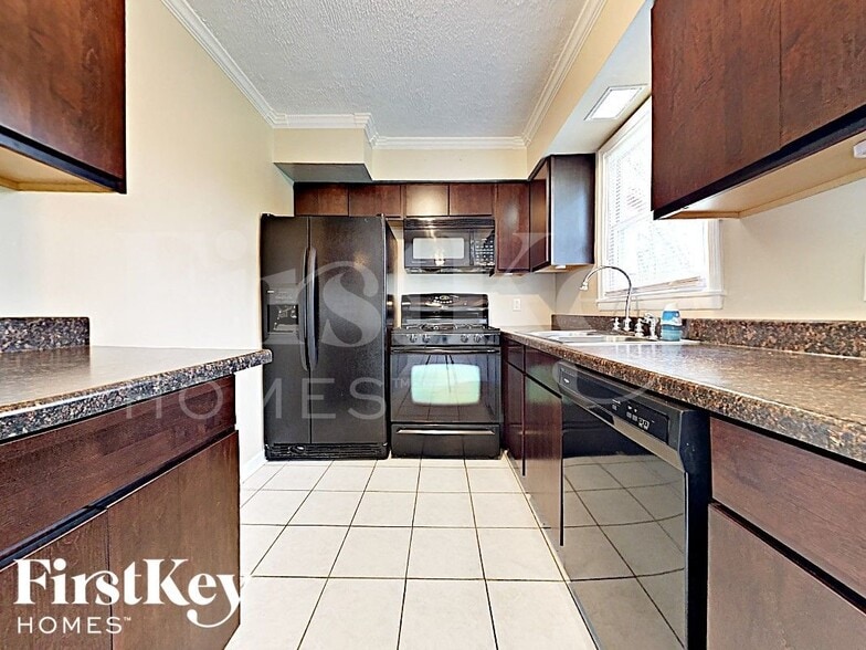 Building Photo - 786 N Shore Dr