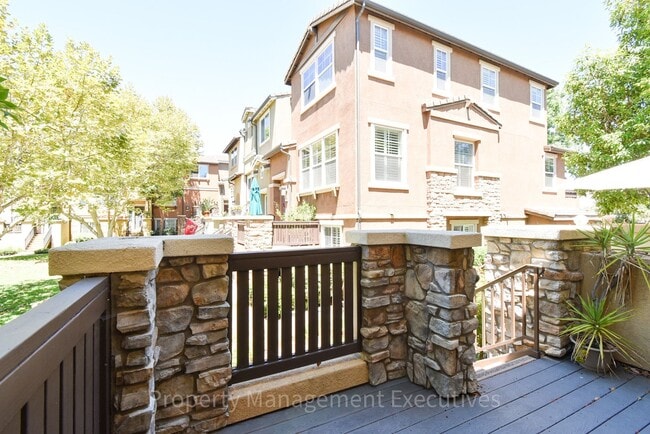 Building Photo - Beautiful 4 Bed, 3.5 Bath Townhouse