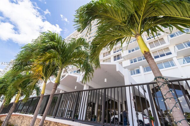 Building Photo - 5601 Collins Ave
