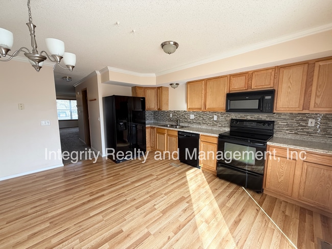 Building Photo - 2088 Oakcrest Cir