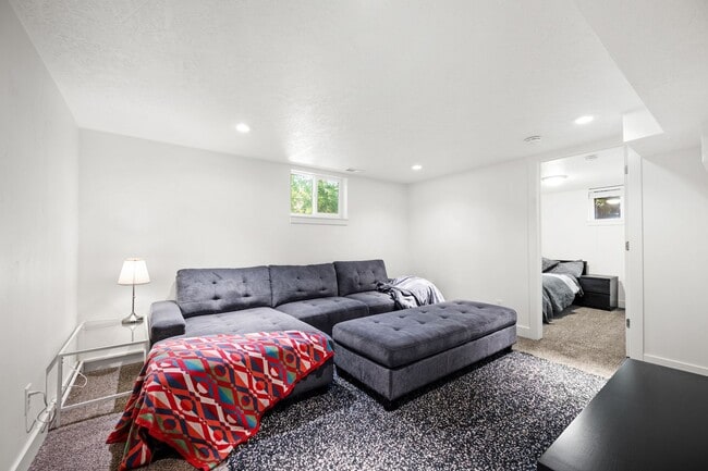 Building Photo - Beautifully Updated Holladay Home!