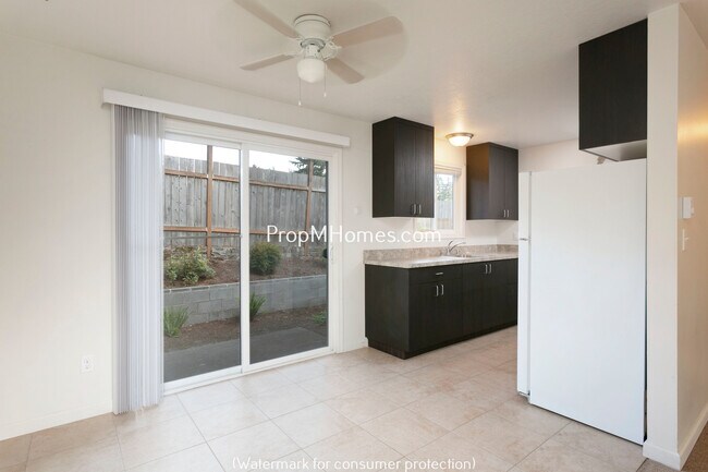 Building Photo - Wonderfully Updated NE Portland Glenfair One Bedroom Apartment w/ Private Patio!