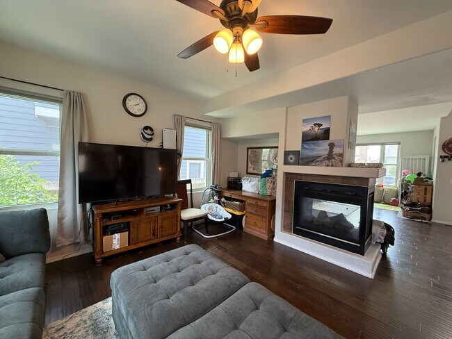 Building Photo - 6 Bed 4 Bath Home with 3000+ SQFT in Stetson Hills!!!