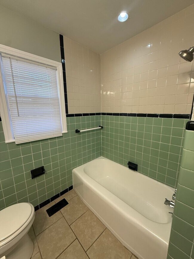 Building Photo - Freshly Updated 3 Bedroom 1 Bathroom Home in Decatur!