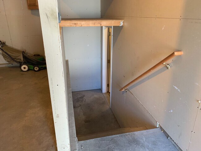 Building Photo - 3 bed Twinhome!!