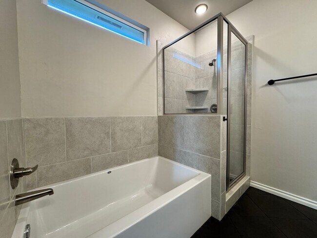 Building Photo - Spacious 3-Bedroom Home with Designer Kitc...