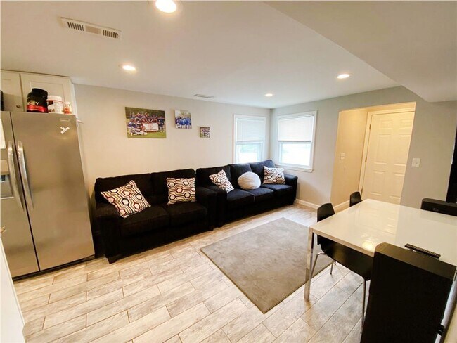 Building Photo - Newly Renovated 6-bedroom 3-bathroom house for rent! Available 6/1/2026