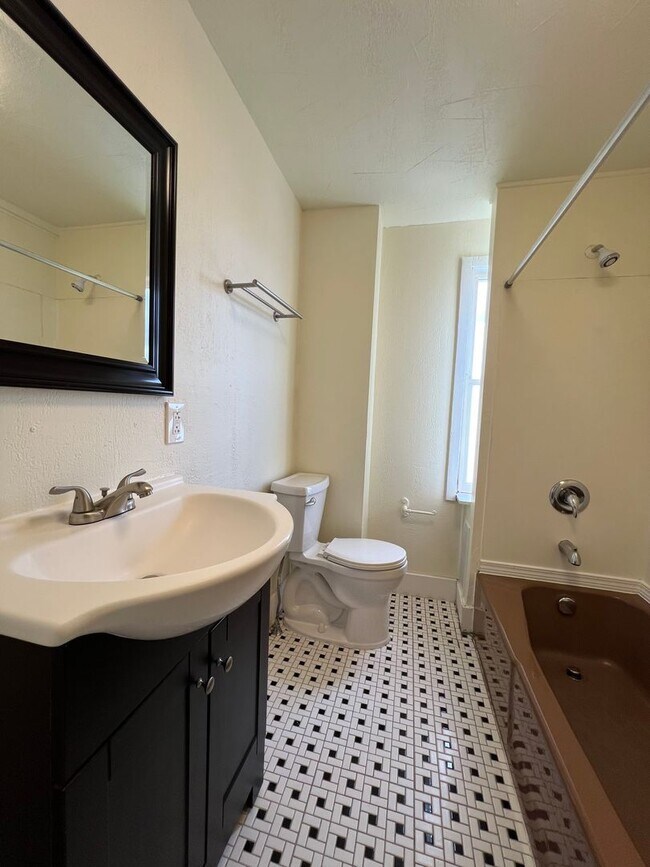 Building Photo - Updated 1BR 1 Bath house with office now available!