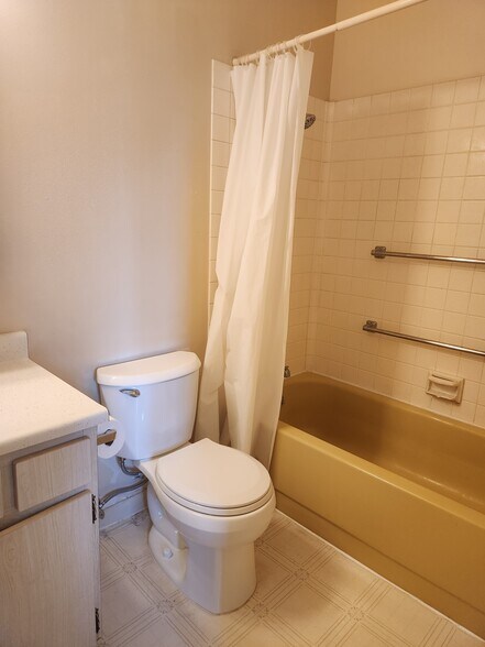 Building Photo - 425 Park Terrace Dr