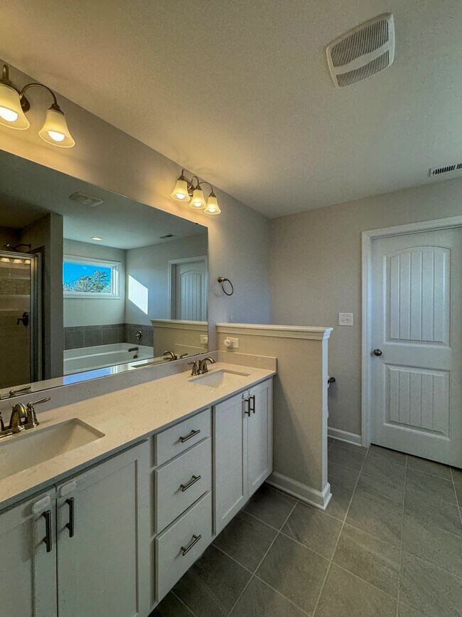 Building Photo - Stunning 4 Bed Home with Fenced Backyard