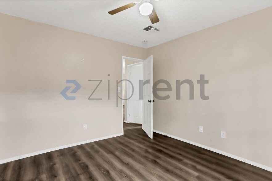 Building Photo - 16025 L St