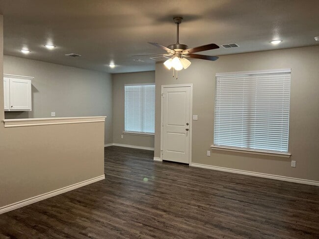 Building Photo - New Contruction Move in Ready!