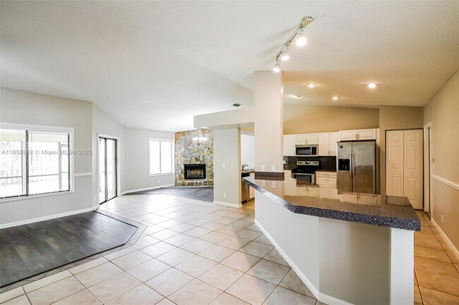 Building Photo - 899 Daffodil Dr
