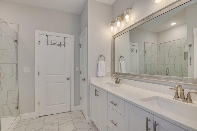 Building Photo - 596 Vinings Dr