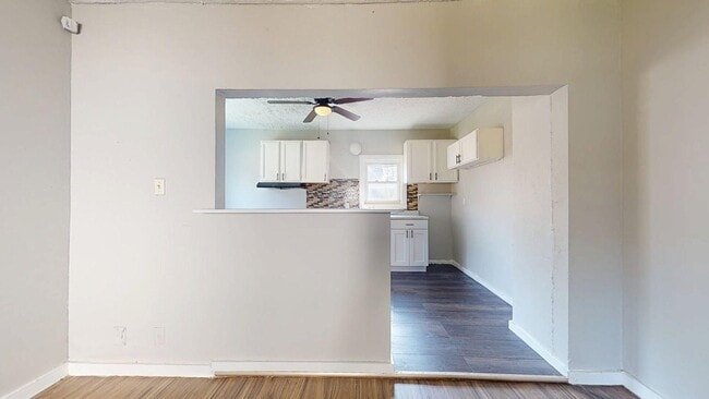 Building Photo - Updated 3 bedroom/1.5 bathroom, Single Fam...