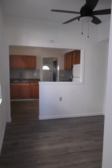 livingroom - 32 Bay Ave