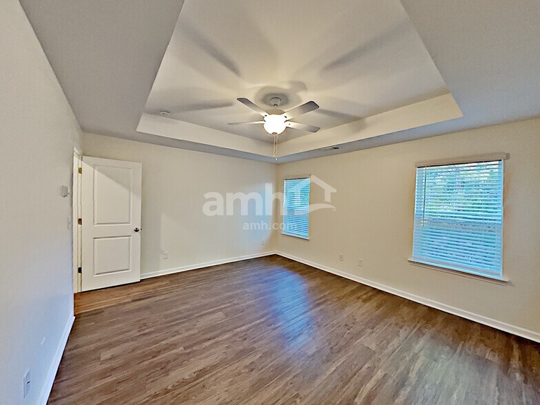 Building Photo - 561 Camp dr