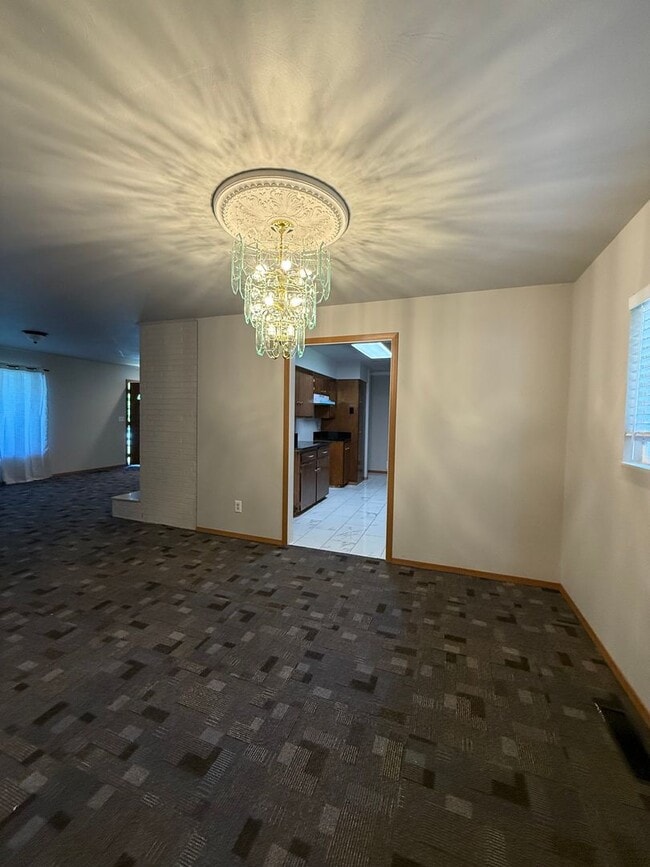 Building Photo - Three bedroom house