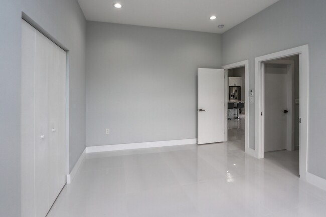 Building Photo - 5126 SW 57th Ave