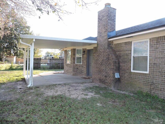 Building Photo - 526 Briarwood Dr