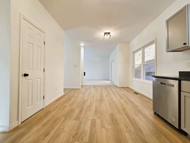 Building Photo - Large 3 story home located in Glenwood Park just minutes from downtown Richmond