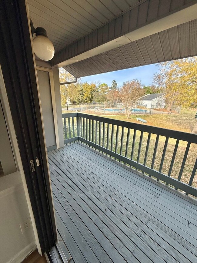 Building Photo - ONE MONTH RENT FREE Fully Renovated 2 Bed, 2 Bath Condo in South Charlotte