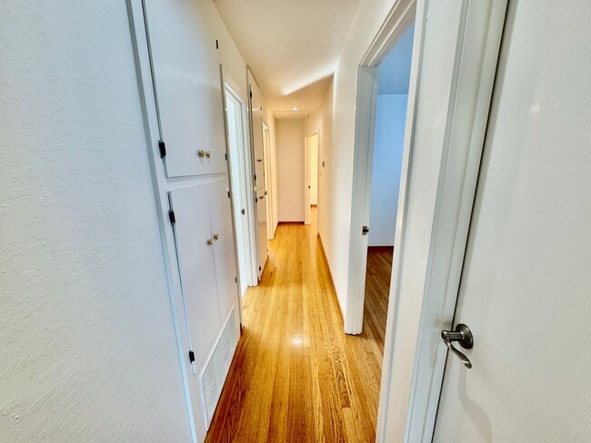 Building Photo - Updated Upstairs 3Bed/2Ba Home in Daly City with Views!