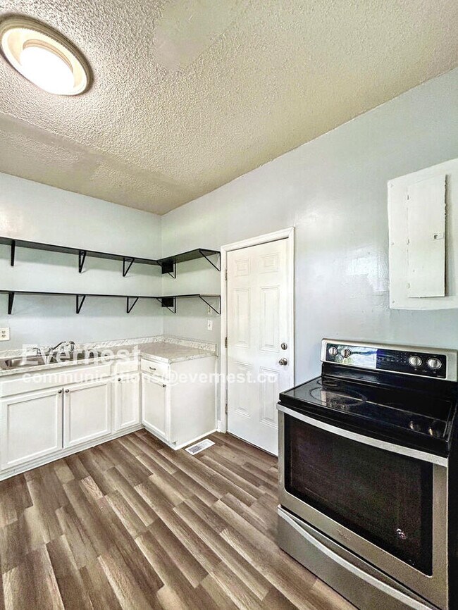 Building Photo - 3 Bed, 1 Bath Home with Modern Comforts / ...
