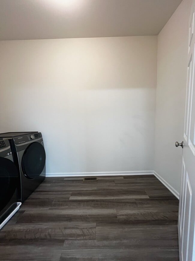 Building Photo - 858 Finley Dr