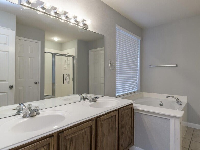 Building Photo - 2316 Paradise Ridge Dr