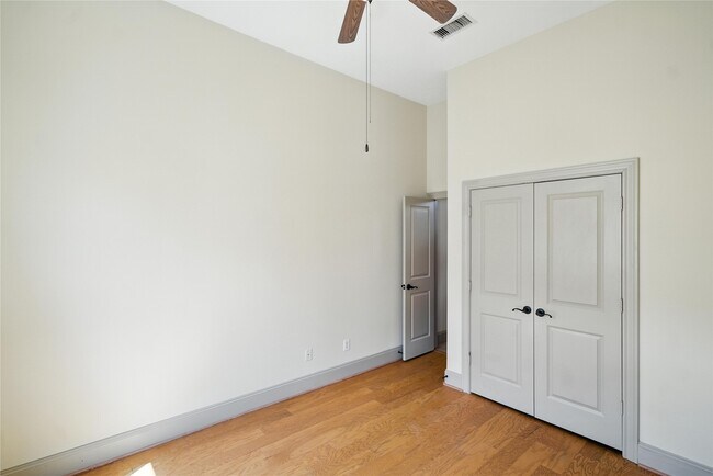 Building Photo - 2318 Camden Dr