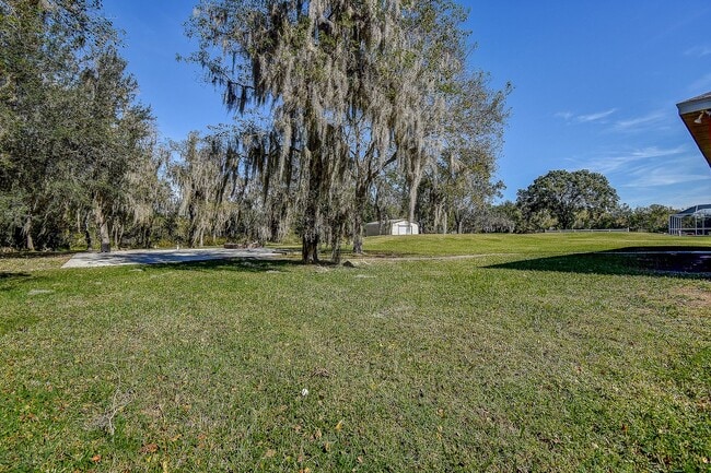 Building Photo - Beautiful 4/3/3 on a private 1 acre lot.