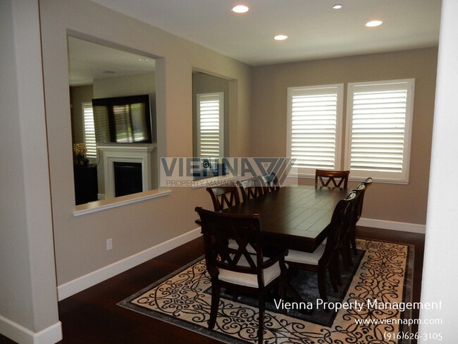 Building Photo - 5635 Saratoga Cir