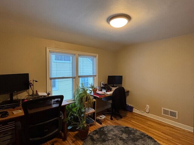 Building Photo - 1521-1525 Oxford St North